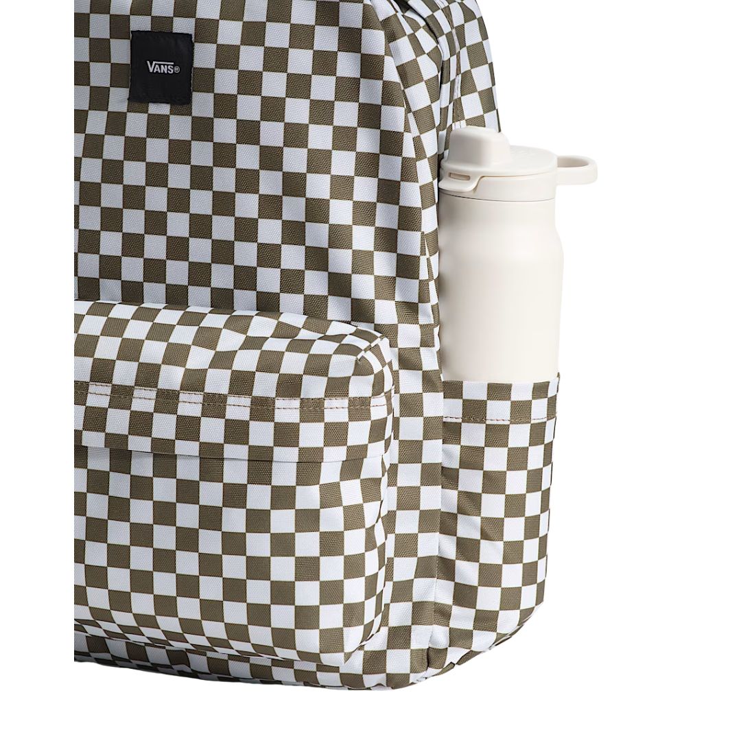 Mochila Vans Old Skool Checkerboard color Olive Brown, detalle del bolsillo lateral elástico con una botella reutilizable y el bolsillo frontal a cuadros verde oliva y blanco.