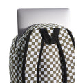 Mochila Vans Old Skool Checkerboard color Olive Brown, primer plano de las asas acolchadas y la zona superior, con un portátil apoyado contra el compartimento principal a cuadros.