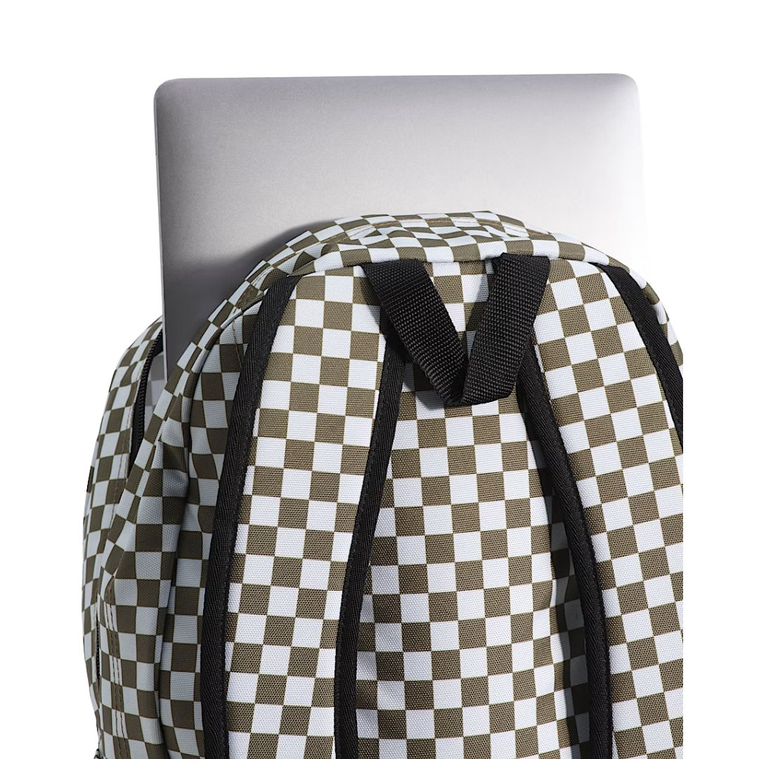 Mochila Vans Old Skool Checkerboard color Olive Brown, primer plano de las asas acolchadas y la zona superior, con un portátil apoyado contra el compartimento principal a cuadros.