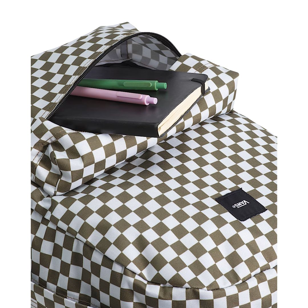 Mochila Vans Old Skool Checkerboard color Olive Brown, detalle del bolsillo superior abierto con una libreta y bolígrafos dentro, junto al parche textil VANS cosido en la parte frontal.