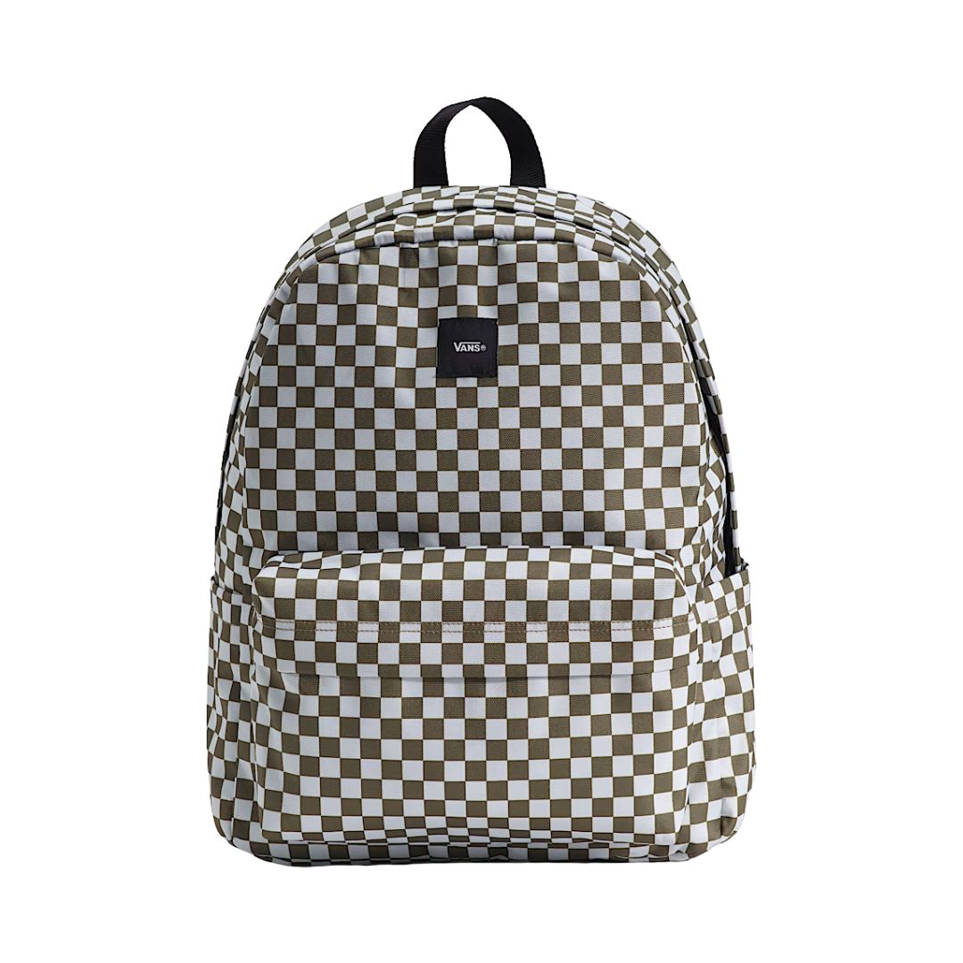 Mochila Vans Old Skool Checkerboard color Olive Brown, vista frontal completa con el parche VANS, el bolsillo frontal con cremallera y el estampado de cuadros verde oliva y blanco.