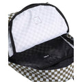 Mochila Vans Old Skool Checkerboard color Olive Brown con el compartimento principal abierto, mostrando el forro interior a cuadros blanco y gris y el bolsillo interno con cremallera en negro.