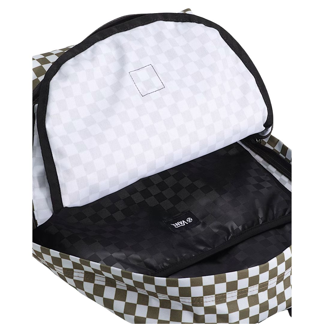 Mochila Vans Old Skool Checkerboard color Olive Brown con el compartimento principal abierto, mostrando el forro interior a cuadros blanco y gris y el bolsillo interno con cremallera en negro.