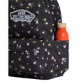 Mochila Vans Old Skool Classic en color black floral, detalle del bolsillo lateral con una botella de agua, mostrando el parche VANS y las florecitas de cerca.