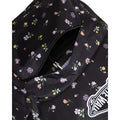 Mochila Vans Old Skool Classic en color black floral, detalle del bolsillo frontal abierto con una cremallera, mostrando el parche VANS Off The Wall junto al estampado.