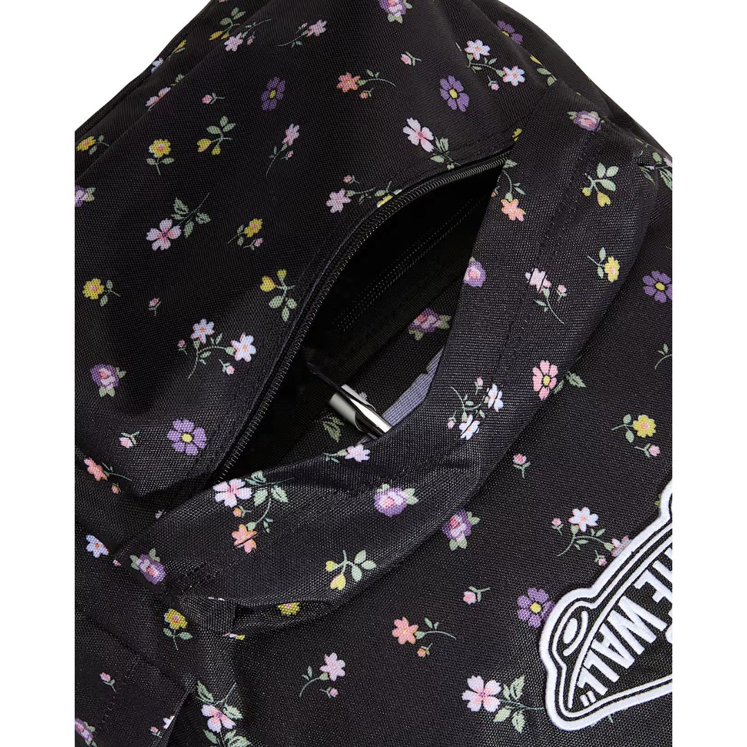 Mochila Vans Old Skool Classic en color black floral, detalle del bolsillo frontal abierto con una cremallera, mostrando el parche VANS Off The Wall junto al estampado.