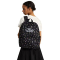 Mochila Vans Old Skool Classic en color black floral, foto de modelo llevándola a la espalda, mostrando el ajuste de las correas y el parche VANS en uso real.
