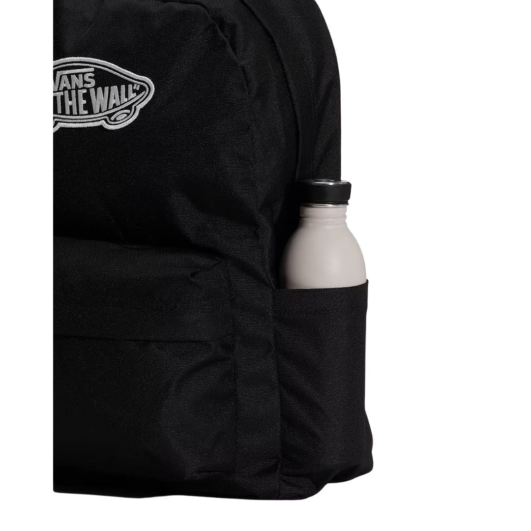 Detalle lateral de la Vans Old Skool Classic Backpack color negro con bolsillo portabotellas.
