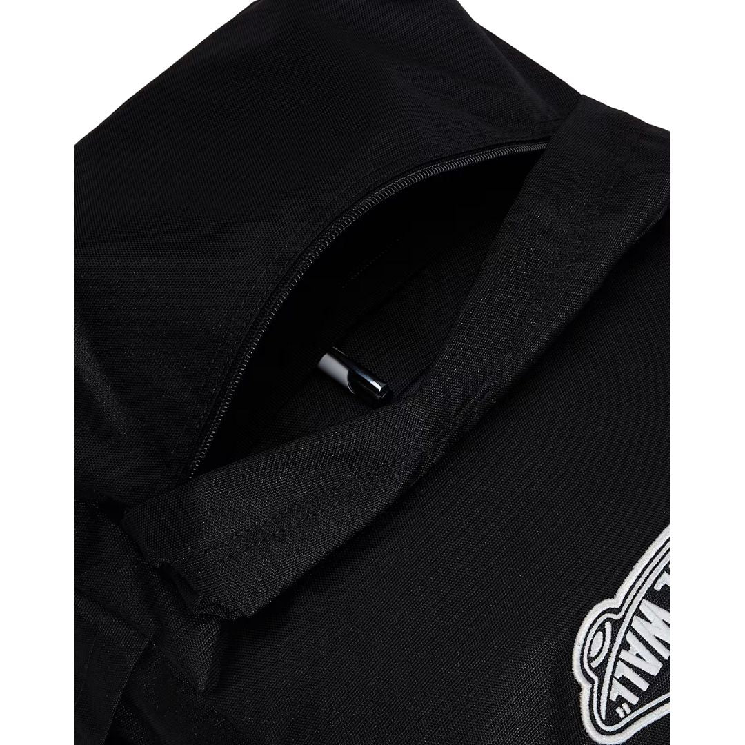 Detalle del bolsillo delantero con cremallera de la Vans Old Skool Classic Backpack color negro.