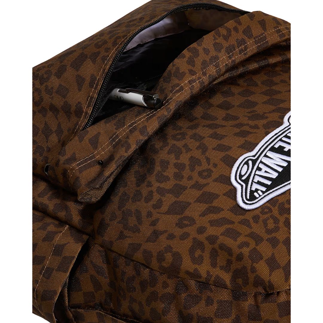 Detalle del bolsillo delantero con cremallera de la Vans Old Skool Classic Backpack dachshund marrón.