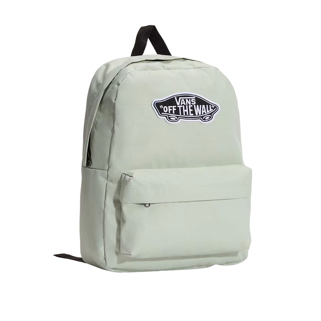 Mochila Vans Old Skool Classic en color dusty green, vista frontal en tres cuartos sobre fondo blanco, con el parche VANS Off The Wall y bolsillo delantero.