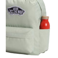 Mochila Vans Old Skool Classic en color dusty green, detalle del bolsillo lateral con una botella de agua, mostrando el parche VANS Off The Wall de cerca.