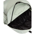 Mochila Vans Old Skool Classic en color dusty green, compartimento principal abierto, mostrando el interior en el mismo tono verde y el forro a cuadros negro.