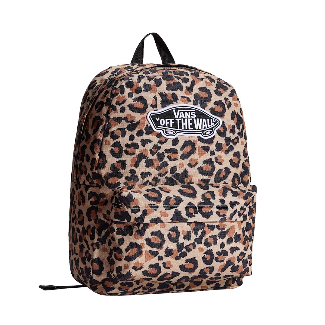 Mochila Vans Old Skool Classic en color incense (estampado leopardo), vista frontal en tres cuartos, con el parche VANS Off The Wall y bolsillo delantero.