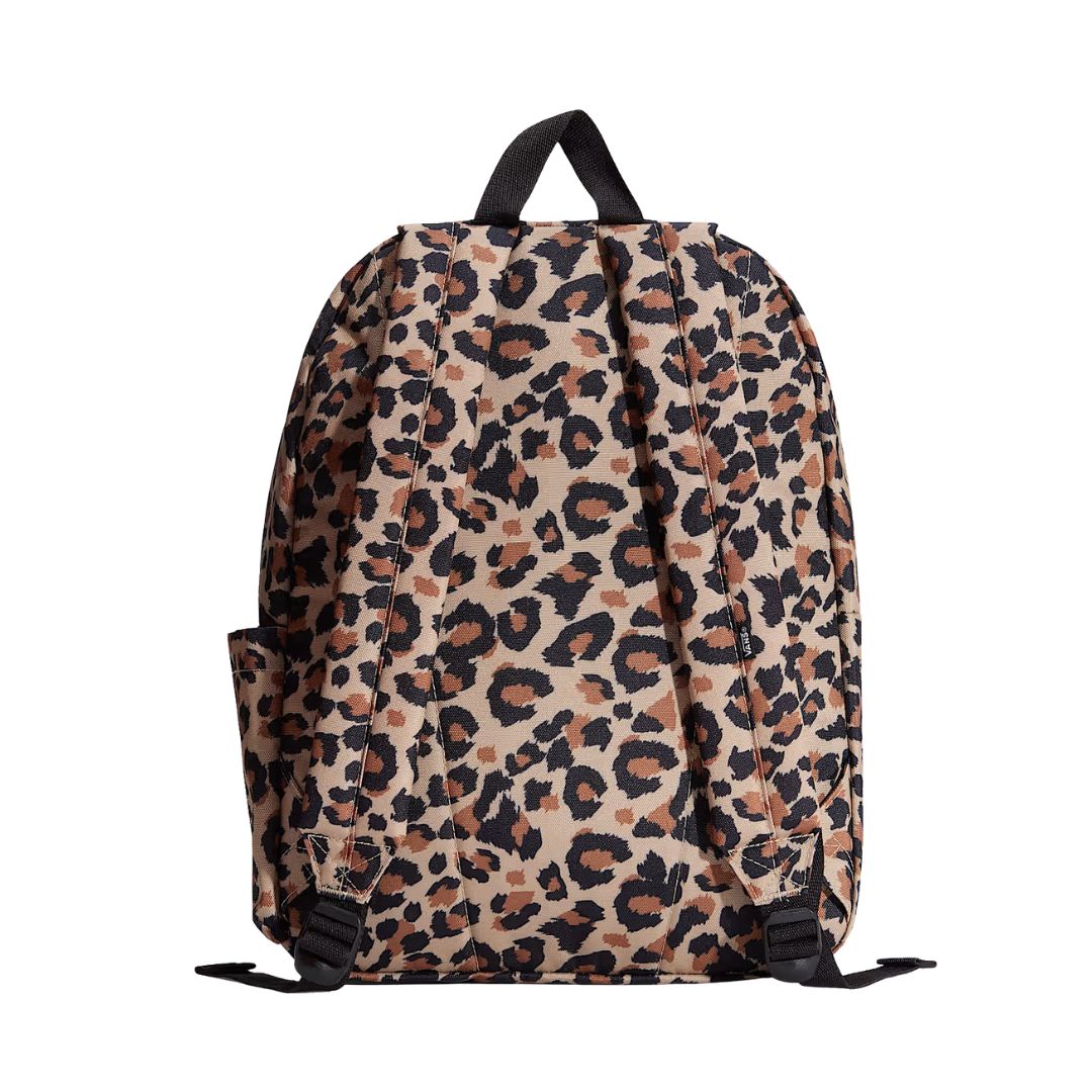 Mochila Vans Old Skool Classic en color incense (estampado leopardo), vista trasera, con correas acolchadas ajustables, asa superior y bolsillo lateral visible.