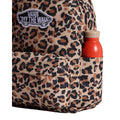 Mochila Vans Old Skool Classic en color incense (estampado leopardo), detalle del bolsillo lateral con una botella de agua, mostrando el parche VANS de cerca.