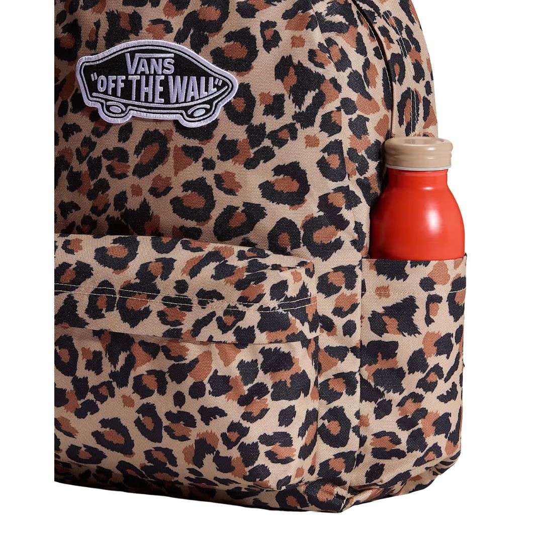 Mochila Vans Old Skool Classic en color incense (estampado leopardo), detalle del bolsillo lateral con una botella de agua, mostrando el parche VANS de cerca.