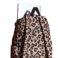 Mochila Vans Old Skool Classic en color incense (estampado leopardo), detalle del asa superior junto a un portátil, mostrando la resistencia del agarre.