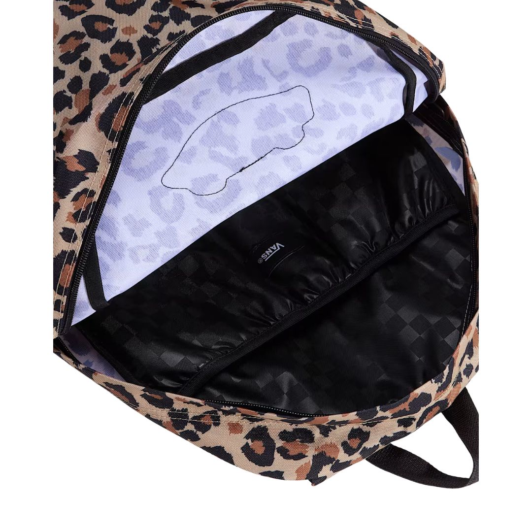 Mochila Vans Old Skool Classic en color incense (estampado leopardo), compartimento principal abierto, mostrando el forro interior y el bolsillo interno con logo VANS.