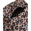 Mochila Vans Old Skool Classic en color incense (estampado leopardo), detalle del bolsillo frontal abierto con un bolígrafo, mostrando la cremallera y el parche VANS.