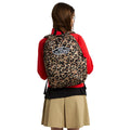 Mochila Vans Old Skool Classic en color incense (estampado leopardo), foto de modelo llevándola a la espalda, mostrando el ajuste de las correas en uso real.