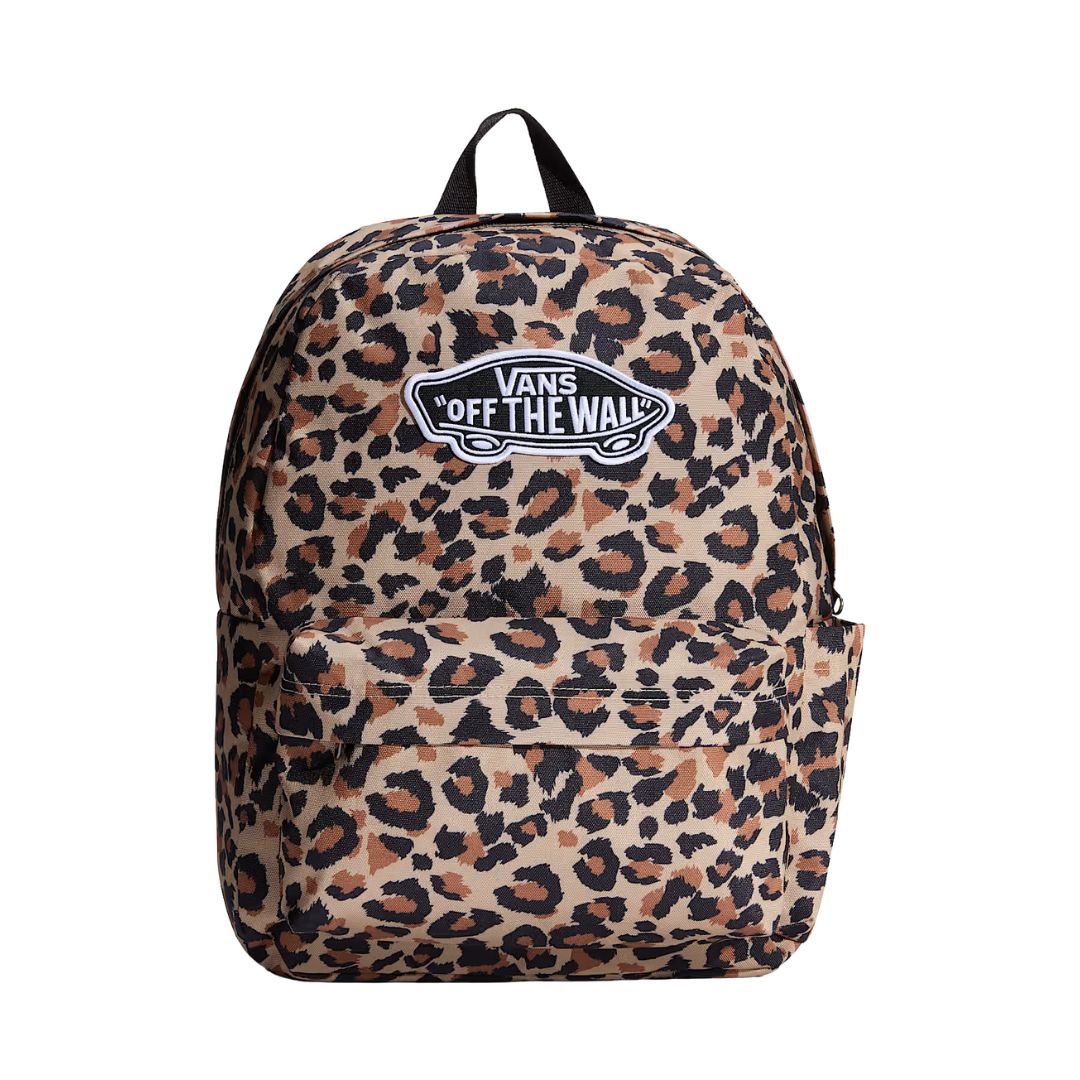 Mochila Vans Old Skool Classic en color incense (estampado leopardo), vista frontal completa sobre fondo blanco, mostrando el conjunto del diseño y el parche VANS.