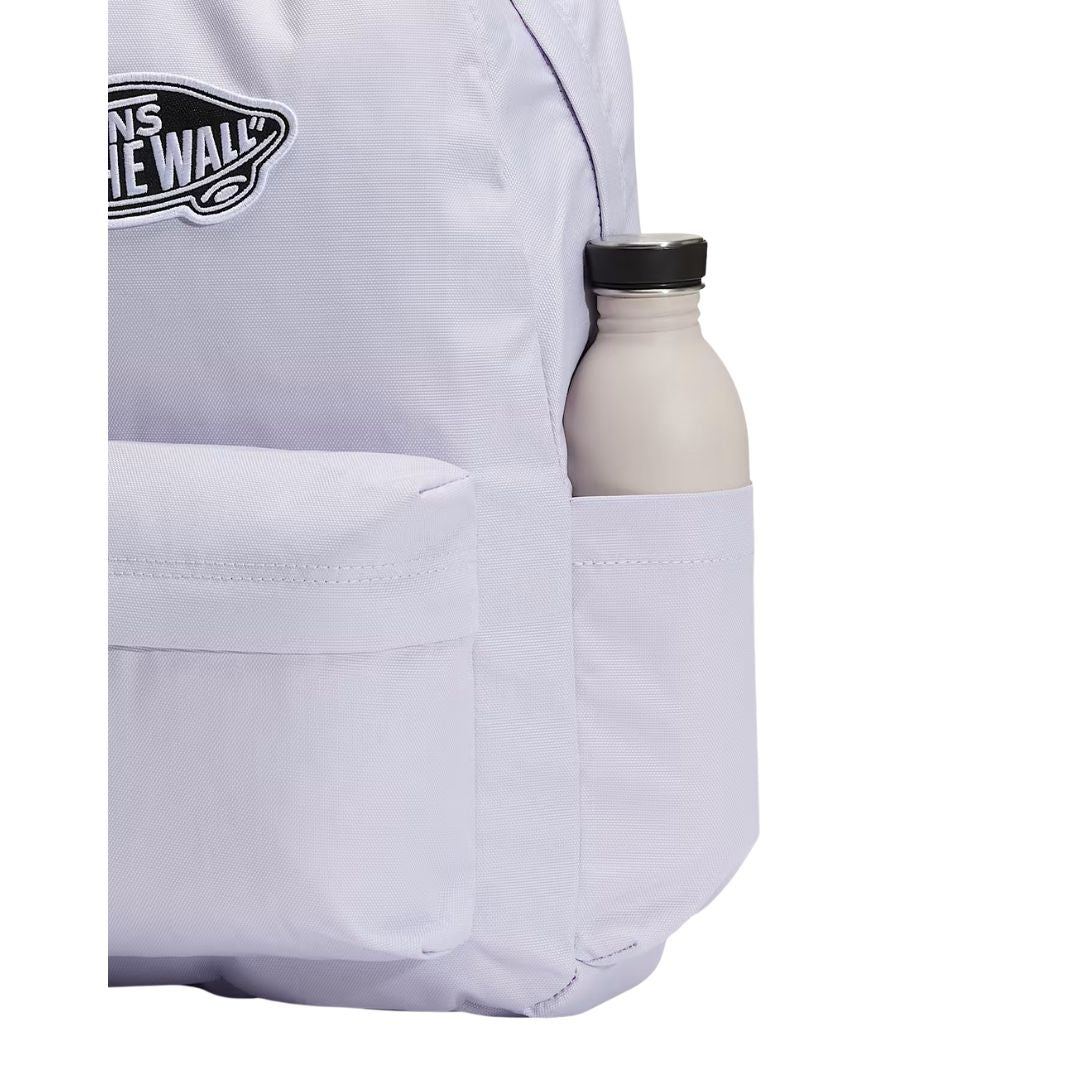 Detalle lateral de la Vans Old Skool Classic Backpack lila mist con bolsillo portabotellas.