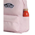 Mochila Vans Old Skool Classic en color pale pink, detalle del bolsillo lateral con una botella de agua, mostrando el parche VANS Off The Wall de cerca.