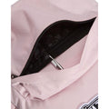 Mochila Vans Old Skool Classic en color pale pink, detalle del bolsillo frontal abierto con un bolígrafo, mostrando la cremallera y el parche VANS Off The Wall.