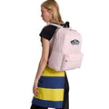 Mochila Vans Old Skool Classic en color pale pink, foto de modelo llevándola a la espalda, mostrando el ajuste de las correas y el bolsillo lateral en uso real.