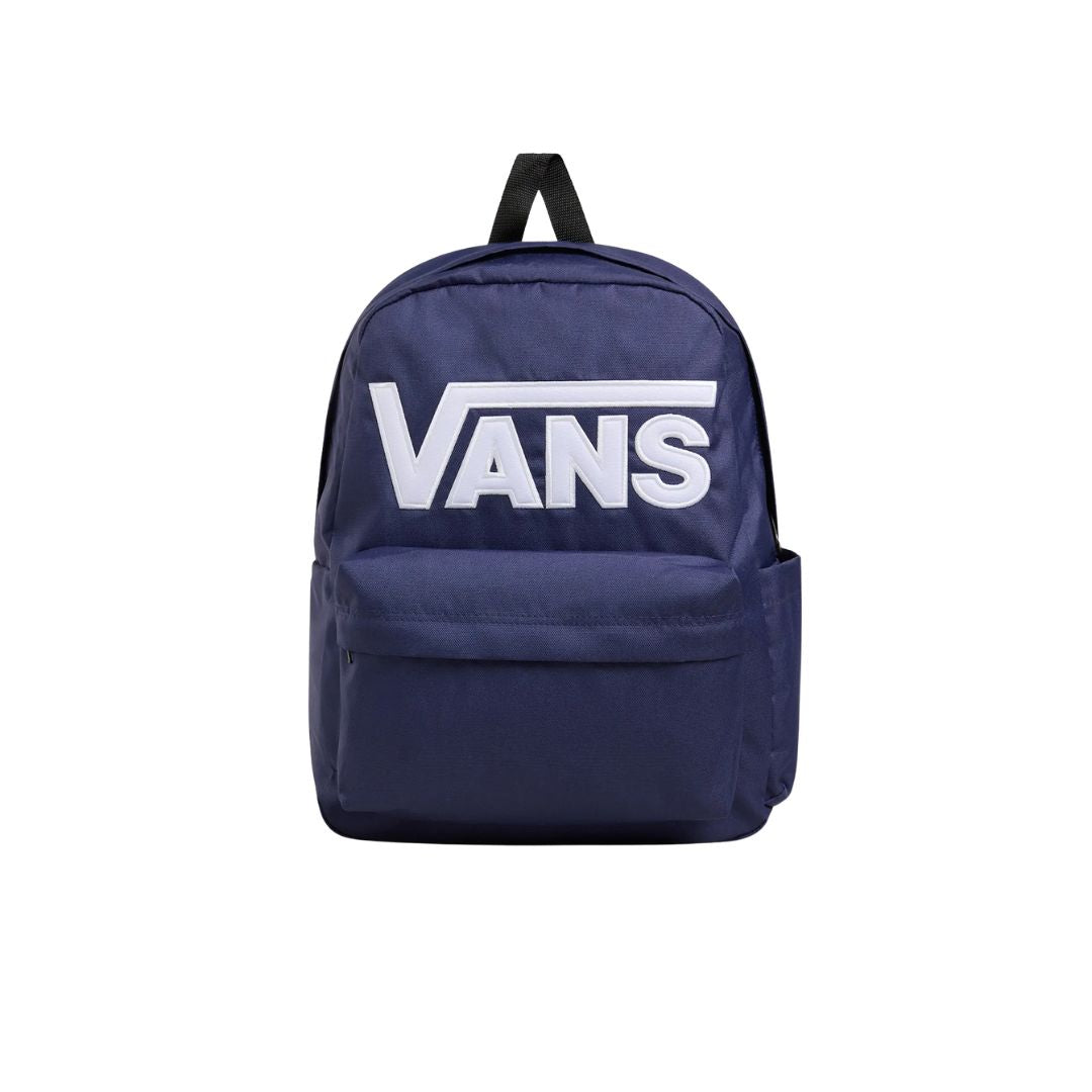 Mochila Vans Old Skool Drop V color Deep Twilight vista en ángulo mostrando el logo y el bolsillo frontal con cremallera.
