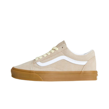 Perfil lateral de Vans Old Skool Gum Aluminum en ante beige con Sidestripe blanca y suela vulcanizada color gum marrón, zapatilla baja de skate con cordones crema.