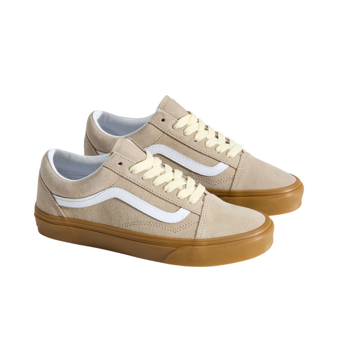 Zapatillas Vans Old Skool color Aluminum con upper en ante beige, banda lateral blanca Sidestripe y suela gum marrón, diseño clásico de skate con cordones en tono crema.