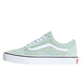 Zapatillas Vans Old Skool Theory Gray Olive White vista en perspectiva con paneles de ante verde oliva, Sidestripe blanca y suela vulcanizada blanca.
