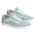 Zapatillas Vans Old Skool Theory Gray Olive White vista lateral exterior con upper verde grisáceo, Sidestripe blanca, cordones blancos y mediasuela en color blanco.