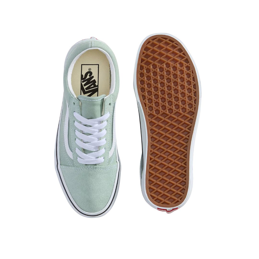 Vans Old Skool Theory Gray Olive White vista superior y suela waffle marrón, cordones blancos y mediasuela blanca con línea negra.