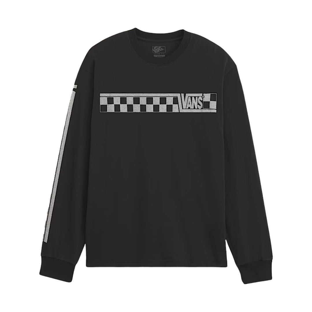 Camiseta Vans Racing LS Tee en color negro en plano frontal sobre fondo blanco, con la franja a cuadros y el logotipo VANS centrados sobre el pecho y el mismo motivo en la manga.