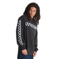 Camiseta Vans Racing LS Tee en color negro, vista de tres cuartos sobre modelo, mostrando la franja a cuadros en el pecho y el mismo estampado a cuadros repetido en la manga izquierda.
