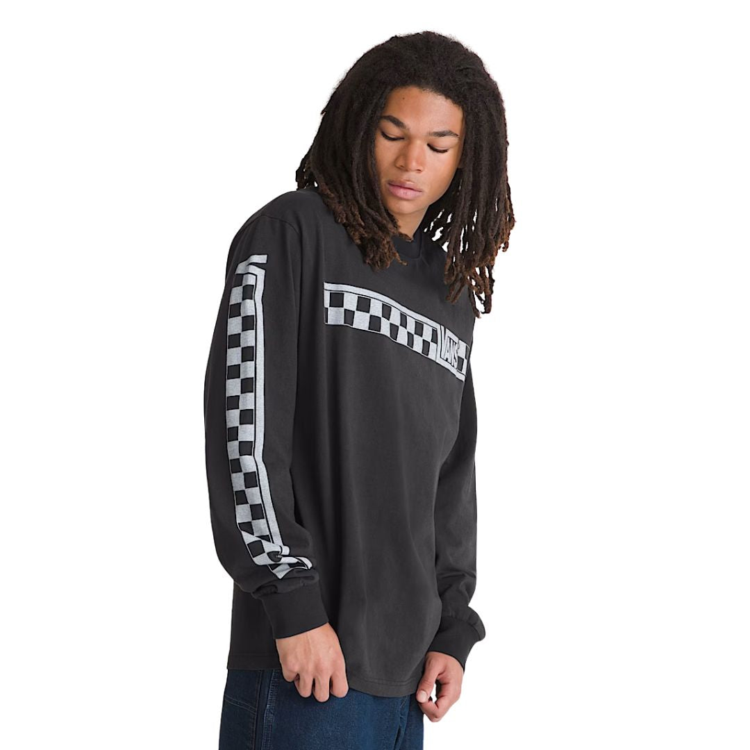 Camiseta Vans Racing LS Tee en color negro, vista de tres cuartos sobre modelo, mostrando la franja a cuadros en el pecho y el mismo estampado a cuadros repetido en la manga izquierda.