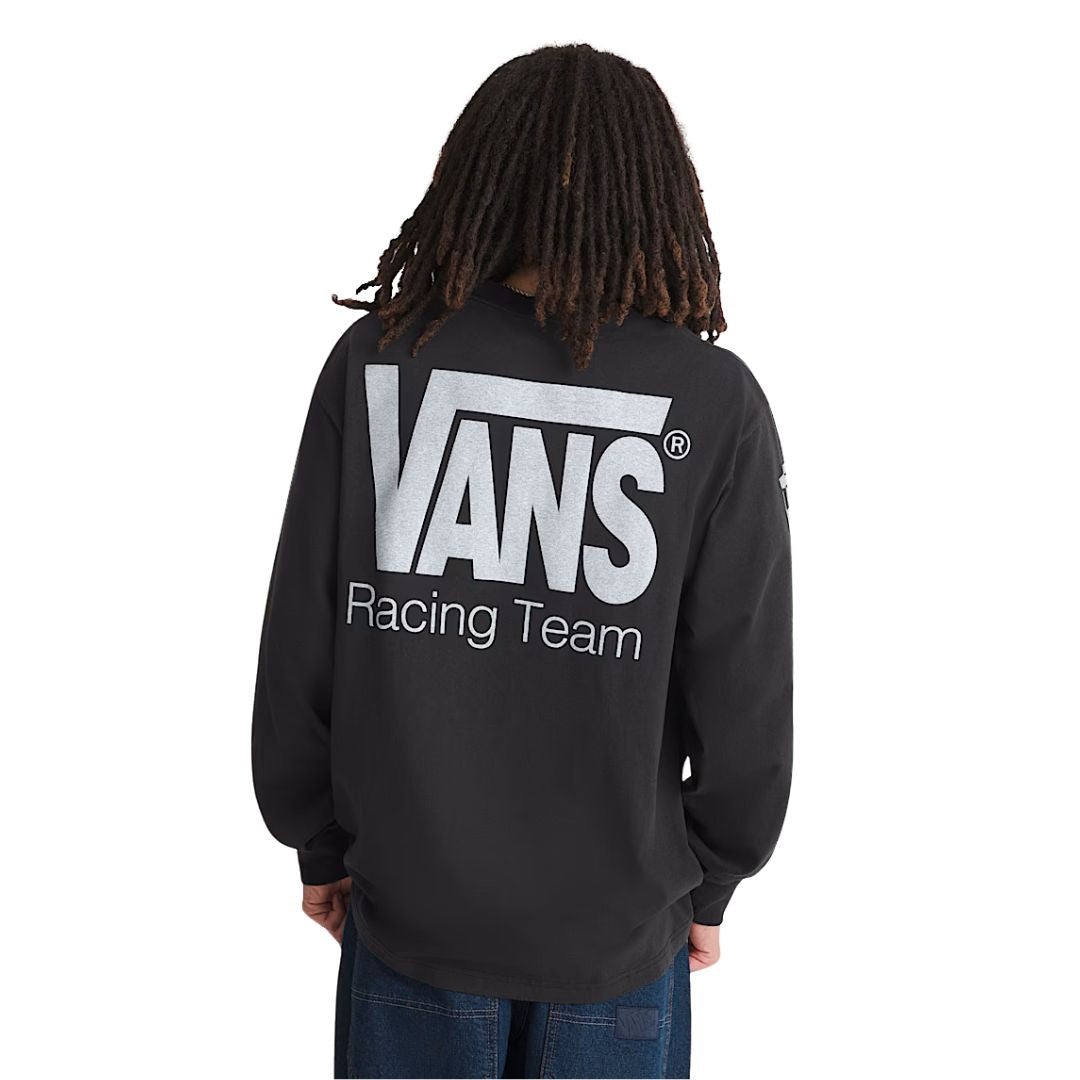 Camiseta Vans Racing LS Tee en color negro vista de espalda sobre modelo, con el logotipo VANS en gris a gran tamaño y el texto Racing Team debajo, en la parte alta de la espalda.