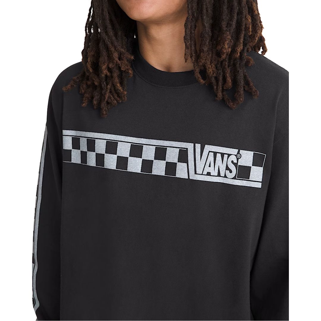 Camiseta Vans Racing LS Tee en color negro, detalle del pecho sobre modelo, con franja horizontal a cuadros blancos y negros y el logotipo VANS en blanco integrado en el diseño.
