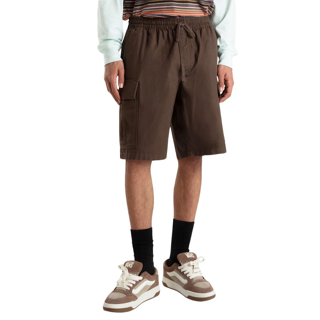 Modelo vistiendo pantalón corto Vans Range Cargo Loose color Turkish Coffee, vista frontal con corte holgado.