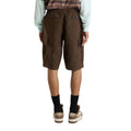 Modelo vistiendo pantalón corto Vans Range Cargo Loose en color Turkish Coffee, vista trasera con bolsillos cargo.