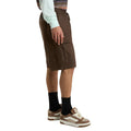 Vista lateral del pantalón corto Vans Range Cargo Loose color Turkish Coffee con bolsillo cargo lateral.