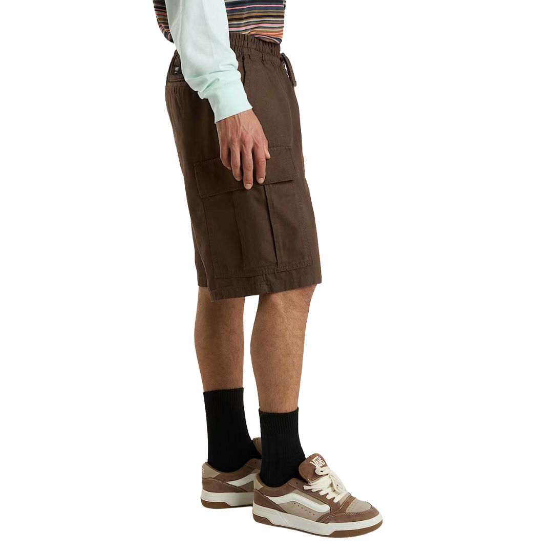 Vista lateral del pantalón corto Vans Range Cargo Loose color Turkish Coffee con bolsillo cargo lateral.
