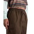 Detalle del pantalón corto Vans Range Cargo Loose color Turkish Coffee con cinturilla elástica y bolsillo cargo.