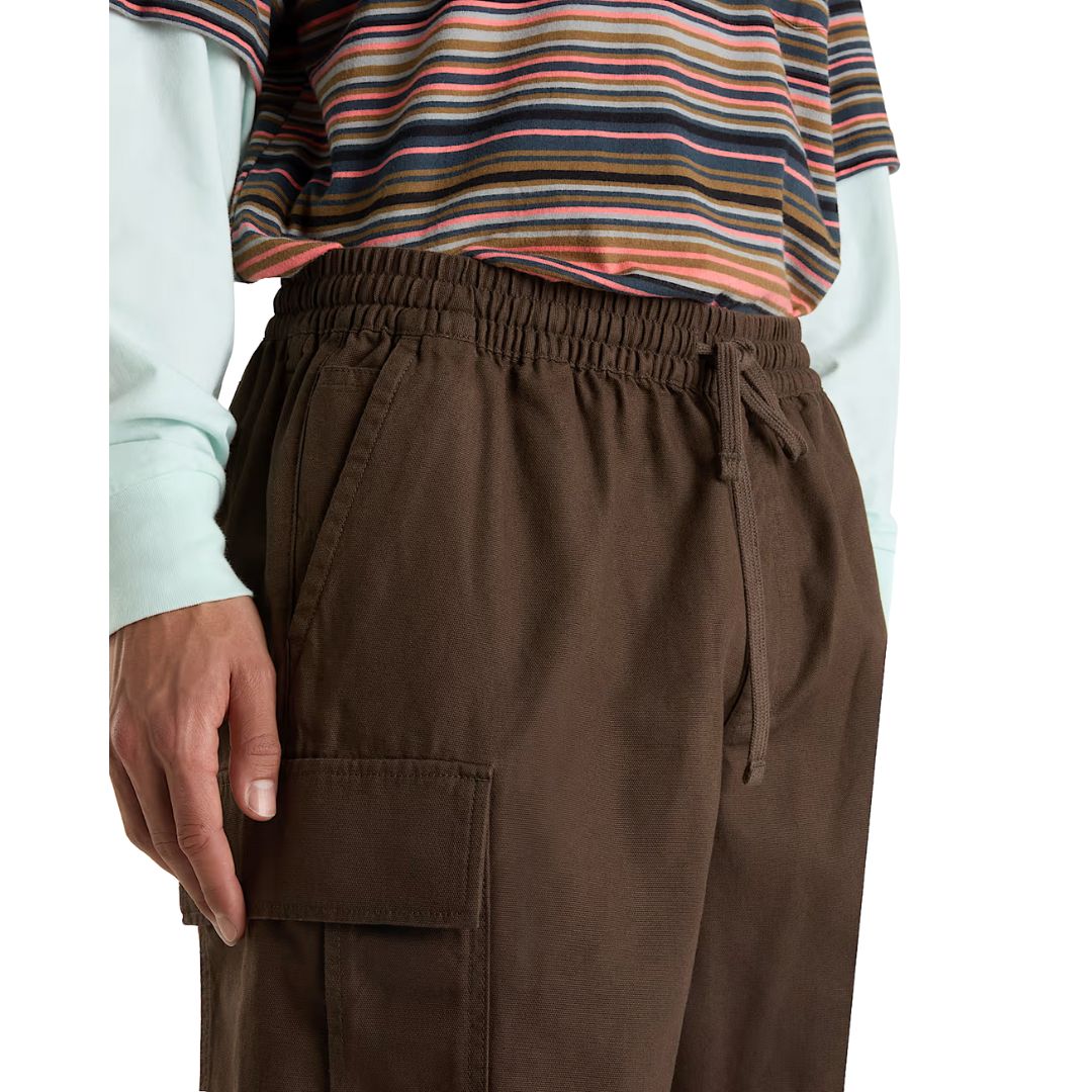 Detalle del pantalón corto Vans Range Cargo Loose color Turkish Coffee con cinturilla elástica y bolsillo cargo.