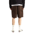 Vista trasera de Vans Range Cargo Shorts marrón con corte holgado, bolsillos cargo con solapa y bolsillos traseros tipo welt en tejido de algodón.