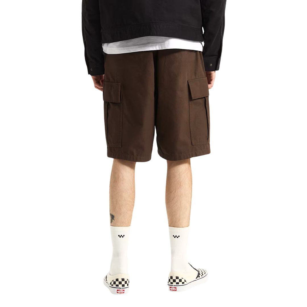 Vista trasera de Vans Range Cargo Shorts marrón con corte holgado, bolsillos cargo con solapa y bolsillos traseros tipo welt en tejido de algodón.