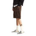 Detalle lateral de Vans Range Cargo Shorts marrón con bolsillo cargo plisado, solapa con botón oculto y etiqueta Vans, corte loose fit.